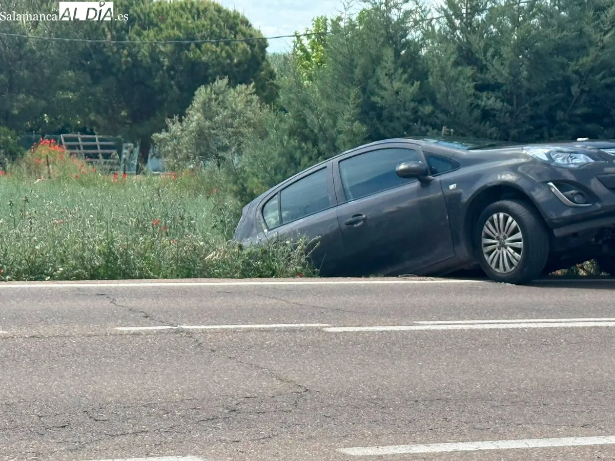 Susto en la carretera de  Aldealengua: un coche sin freno de mano cruza la calzada sin control. Foto de Vanesa Martins