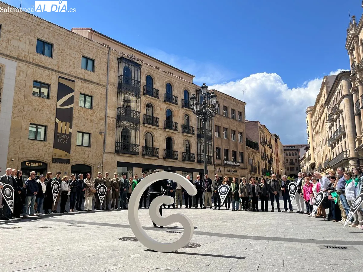 Acto de la AECC en la plaza del Liceo. Foto de Emily Rivas
