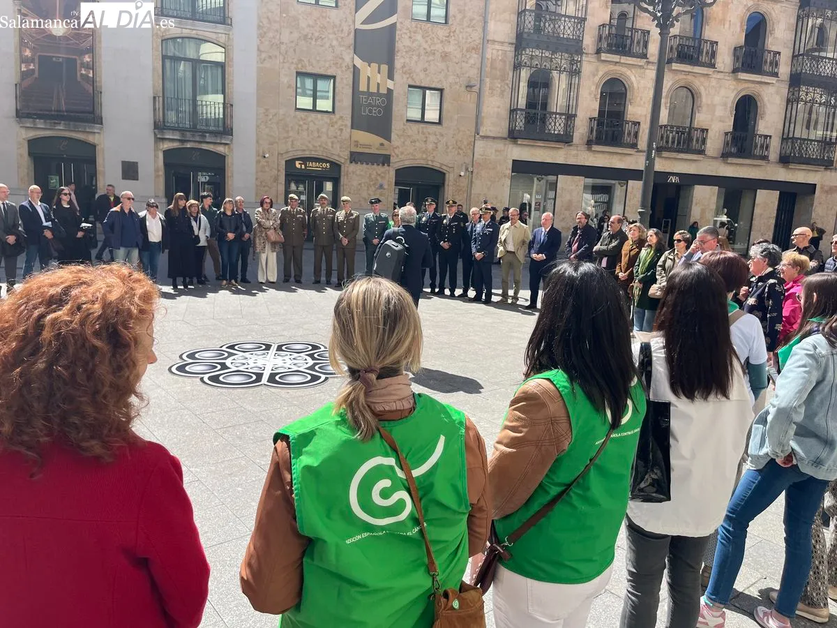 Acto de la AECC en la plaza del Liceo. Foto de Emily Rivas