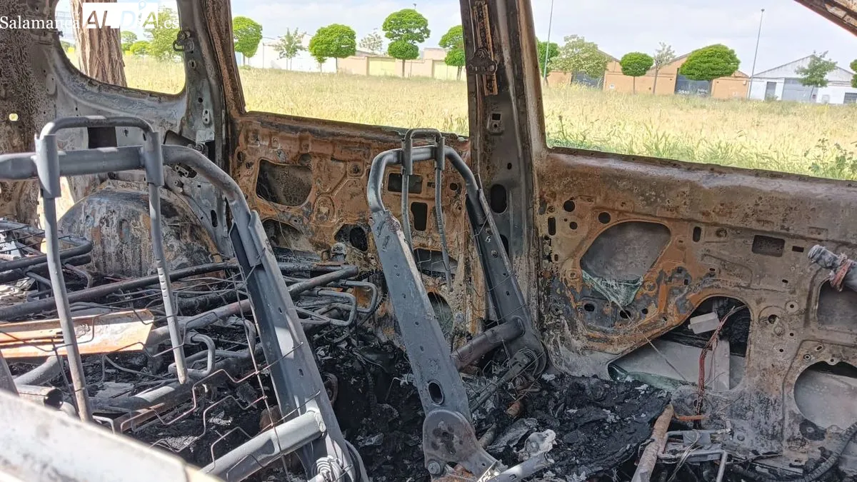 Imágenes del coche calcinado esta madrugada en la calle Bergancianos del barrio Puente Ladrillo. Fotos: Toni Sánchez