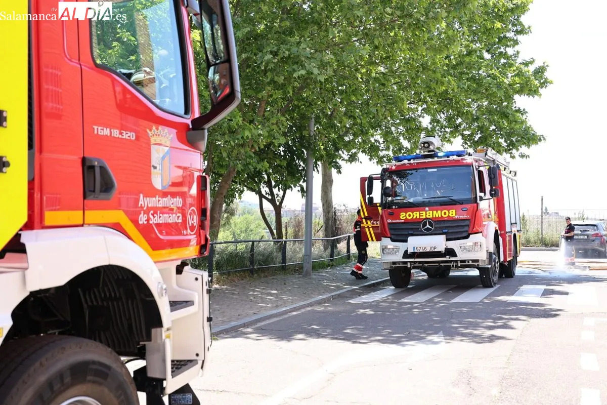 Bomberos en la calle Río Carrión, cerca de la zona afectada por el fuego. Foto de David Sañudo