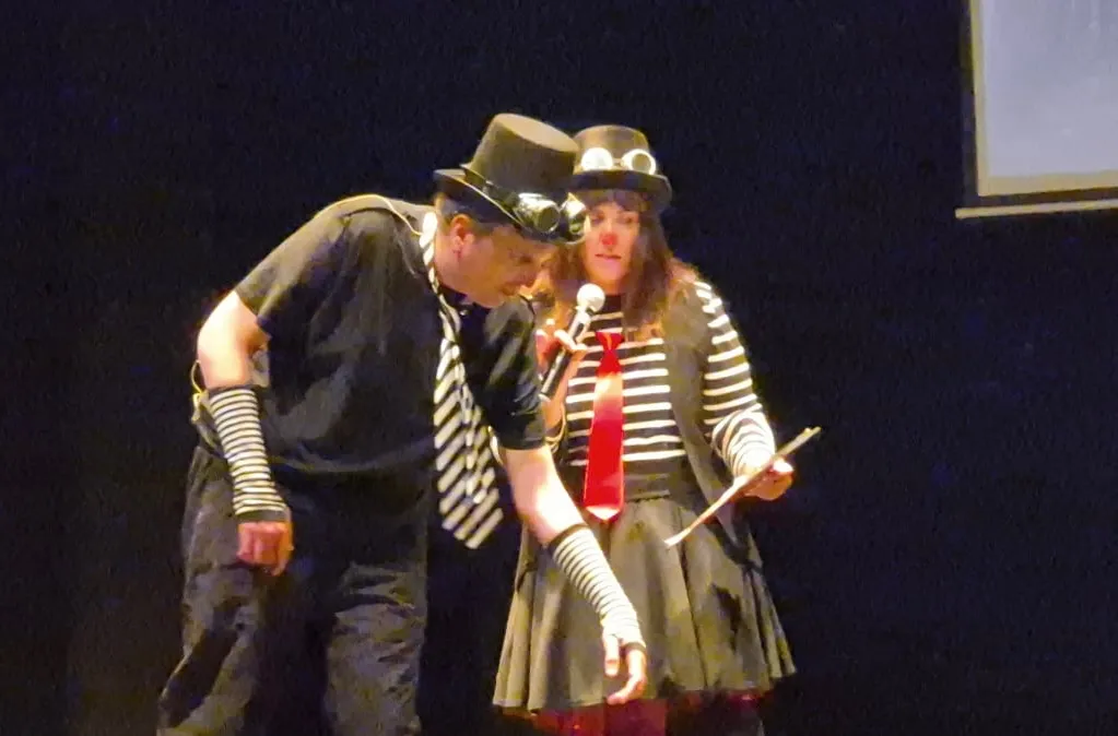 Foto 10 - Aplausos, emoci&oacute;n y &eacute;xito rotundo del grupo teatral Peque&ntilde;ine-Pe&ntilde;aranda en el estreno de &lsquo;Moscas Cojoneras&rsquo;