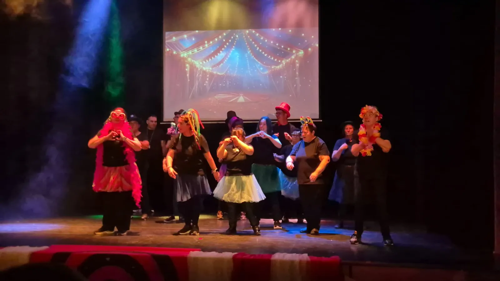 Foto 3 - Aplausos, emoci&oacute;n y &eacute;xito rotundo del grupo teatral Peque&ntilde;ine-Pe&ntilde;aranda en el estreno de &lsquo;Moscas Cojoneras&rsquo;