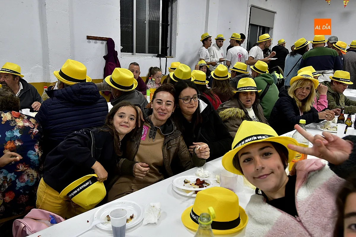 Cena de peñas y familias en Castillejo de Martín Viejo