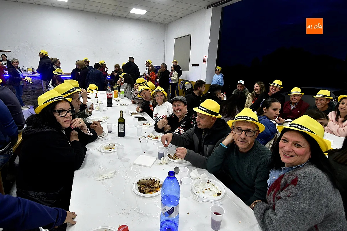 Cena de peñas y familias en Castillejo de Martín Viejo