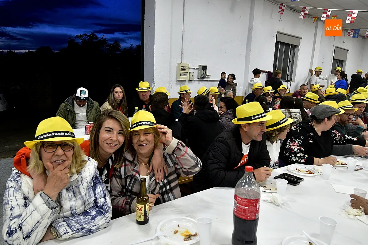 Cena de peñas y familias en Castillejo de Martín Viejo