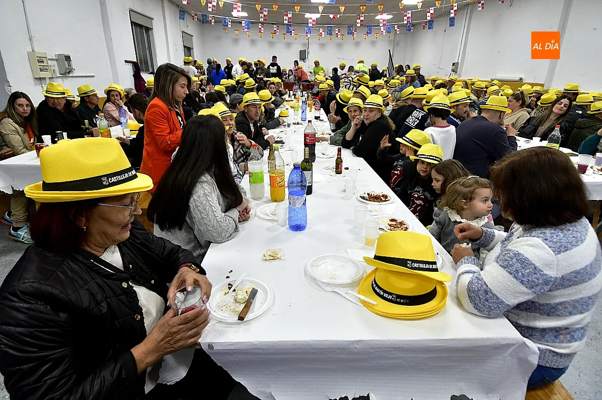 Cena de peñas y familias en Castillejo de Martín Viejo