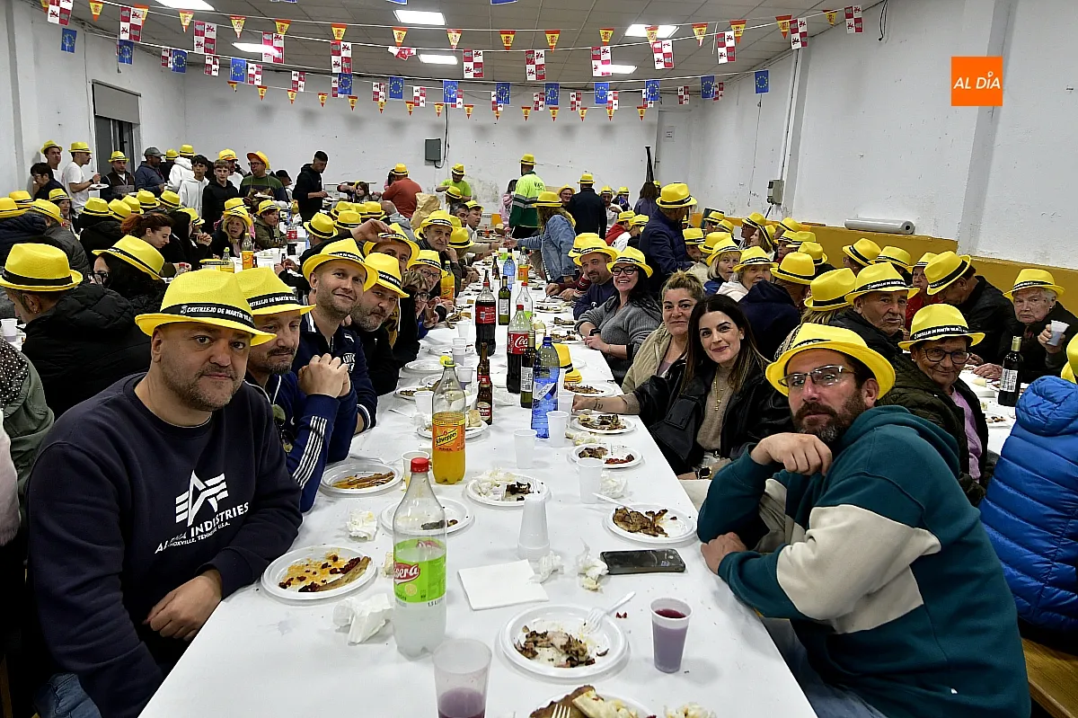Cena de peñas y familias en Castillejo de Martín Viejo