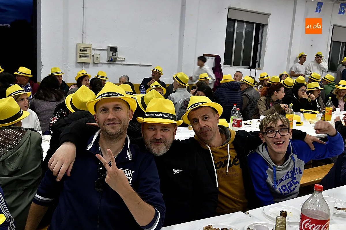 Cena de peñas y familias en Castillejo de Martín Viejo