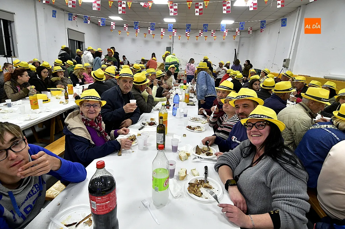Cena de peñas y familias en Castillejo de Martín Viejo