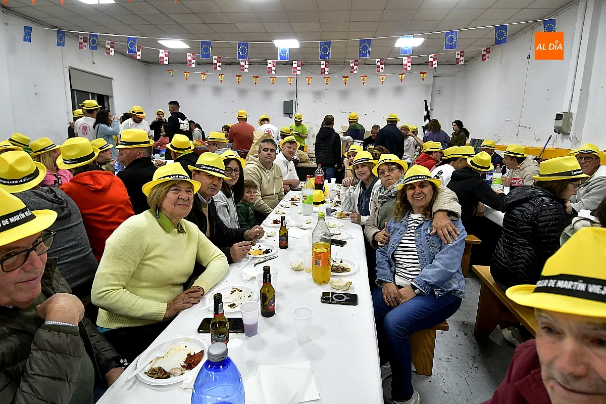 Cena de peñas y familias en Castillejo de Martín Viejo