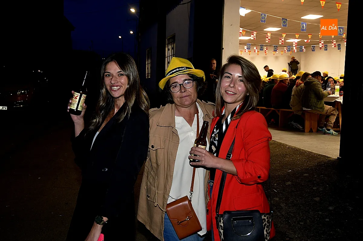 Cena de peñas y familias en Castillejo de Martín Viejo