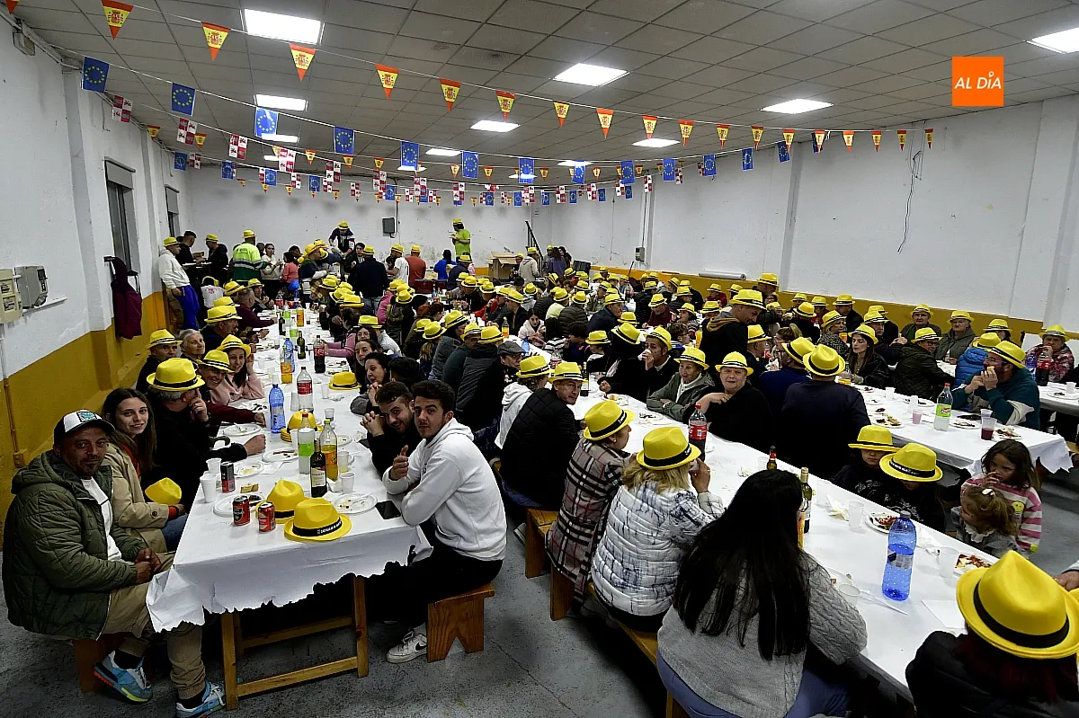 Cena de peñas y familias en Castillejo de Martín Viejo