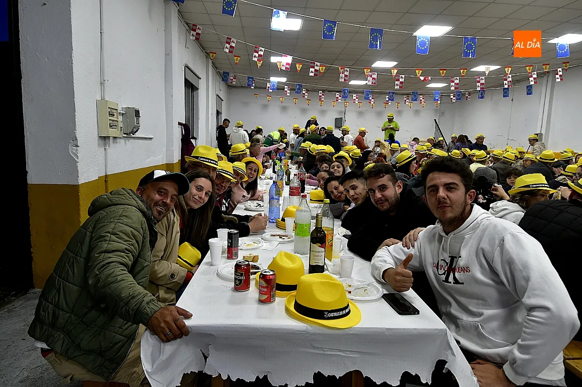 Cena de peñas y familias en Castillejo de Martín Viejo