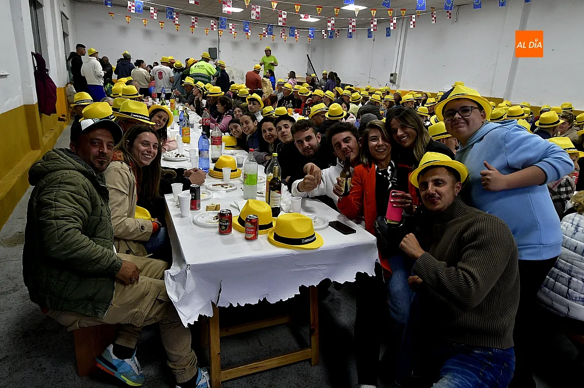 Cena de peñas y familias en Castillejo de Martín Viejo