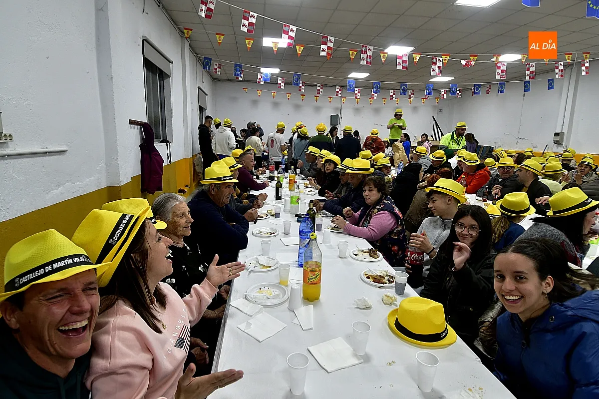 Cena de peñas y familias en Castillejo de Martín Viejo