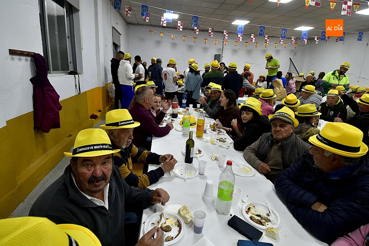Cena de peñas y familias en Castillejo de Martín Viejo