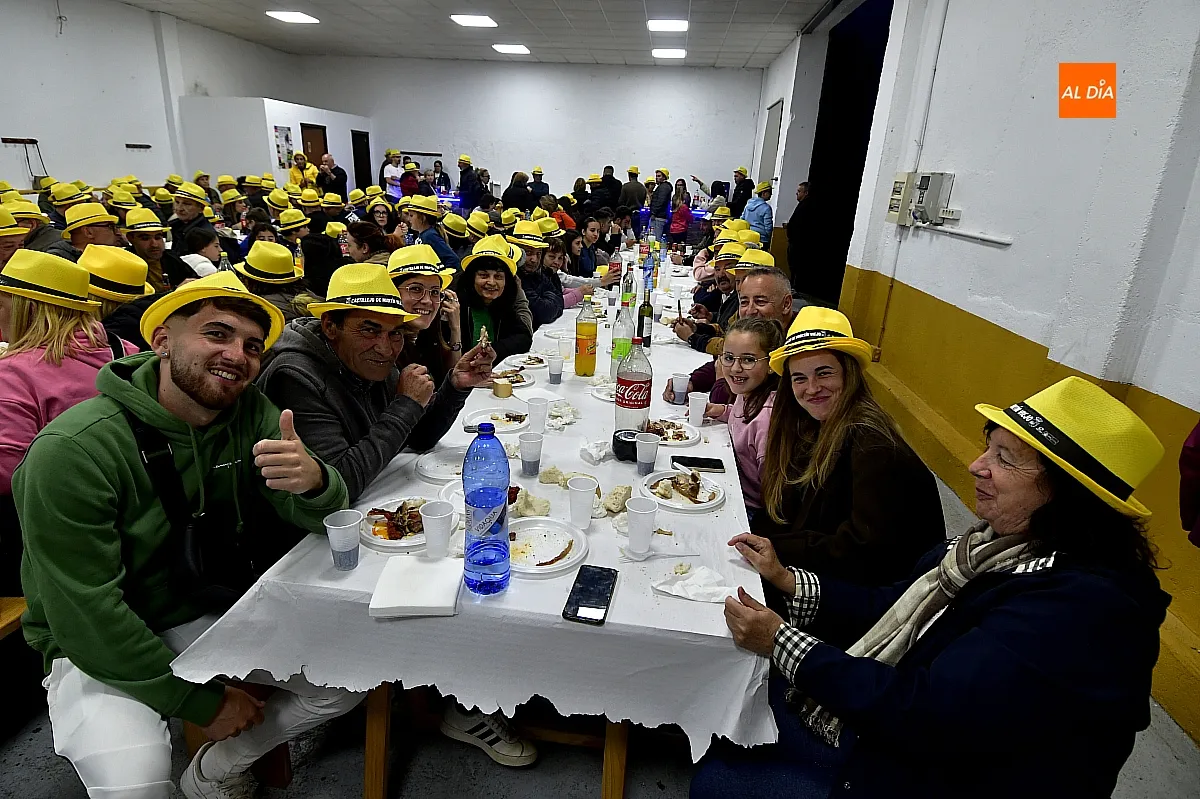 Cena de peñas y familias en Castillejo de Martín Viejo