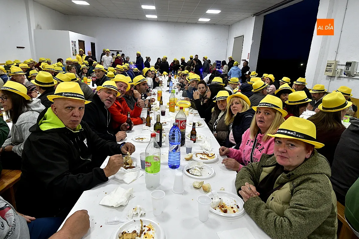Cena de peñas y familias en Castillejo de Martín Viejo