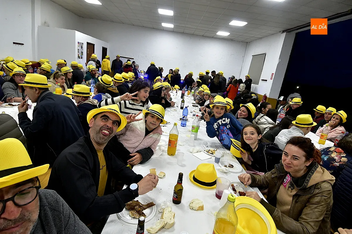 Cena de peñas y familias en Castillejo de Martín Viejo