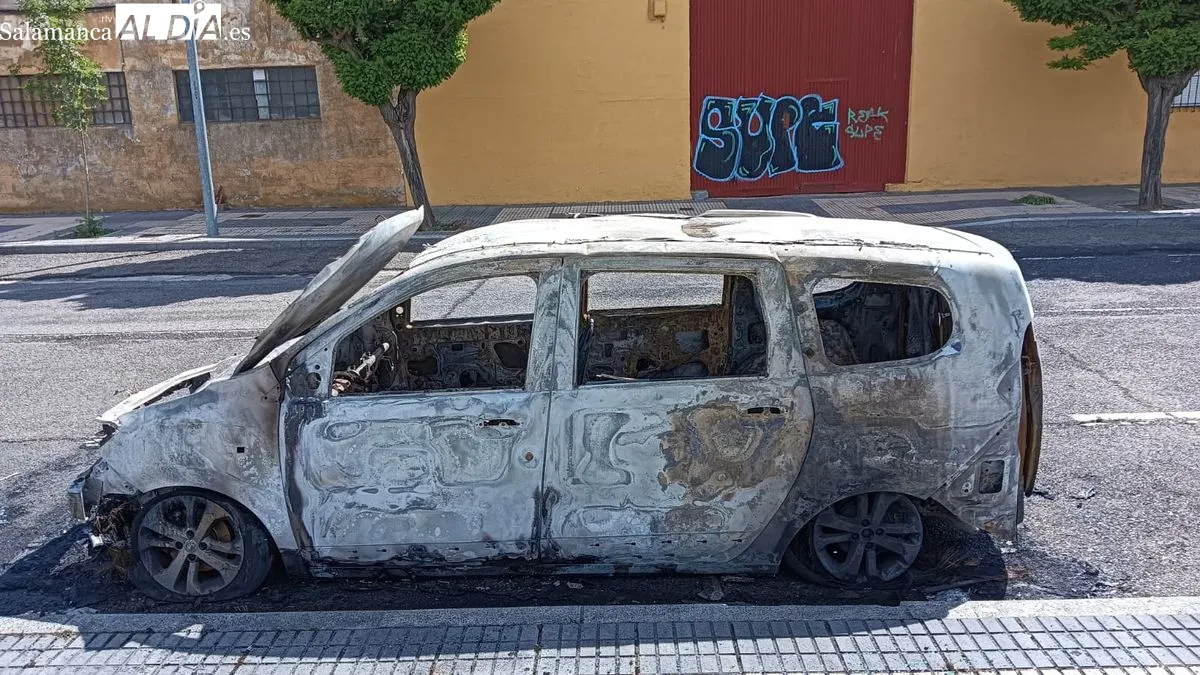 Imágenes del coche calcinado esta madrugada en la calle Bergancianos del barrio Puente Ladrillo. Fotos: Toni Sánchez