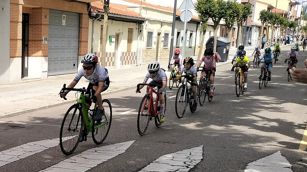 Jovencísimos ciclistas mirobrigenses participando en el trofeo de Zamora