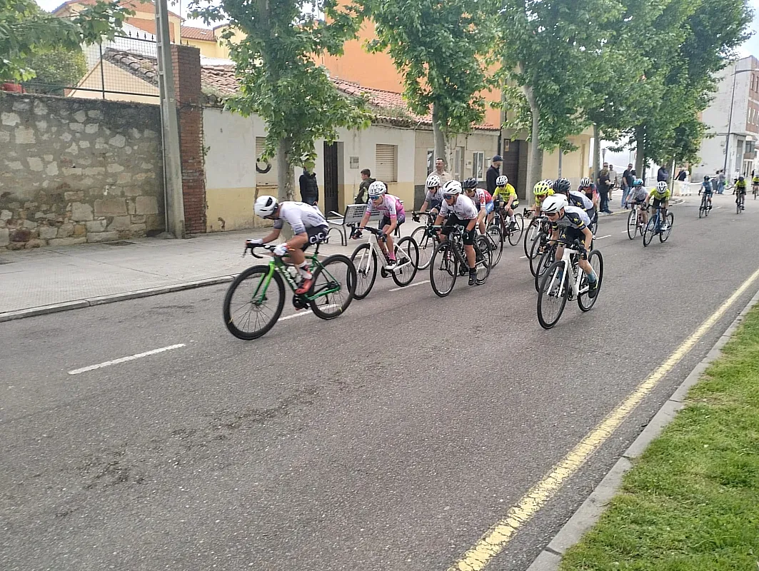Jovencísimos ciclistas mirobrigenses participando en el trofeo de Zamora