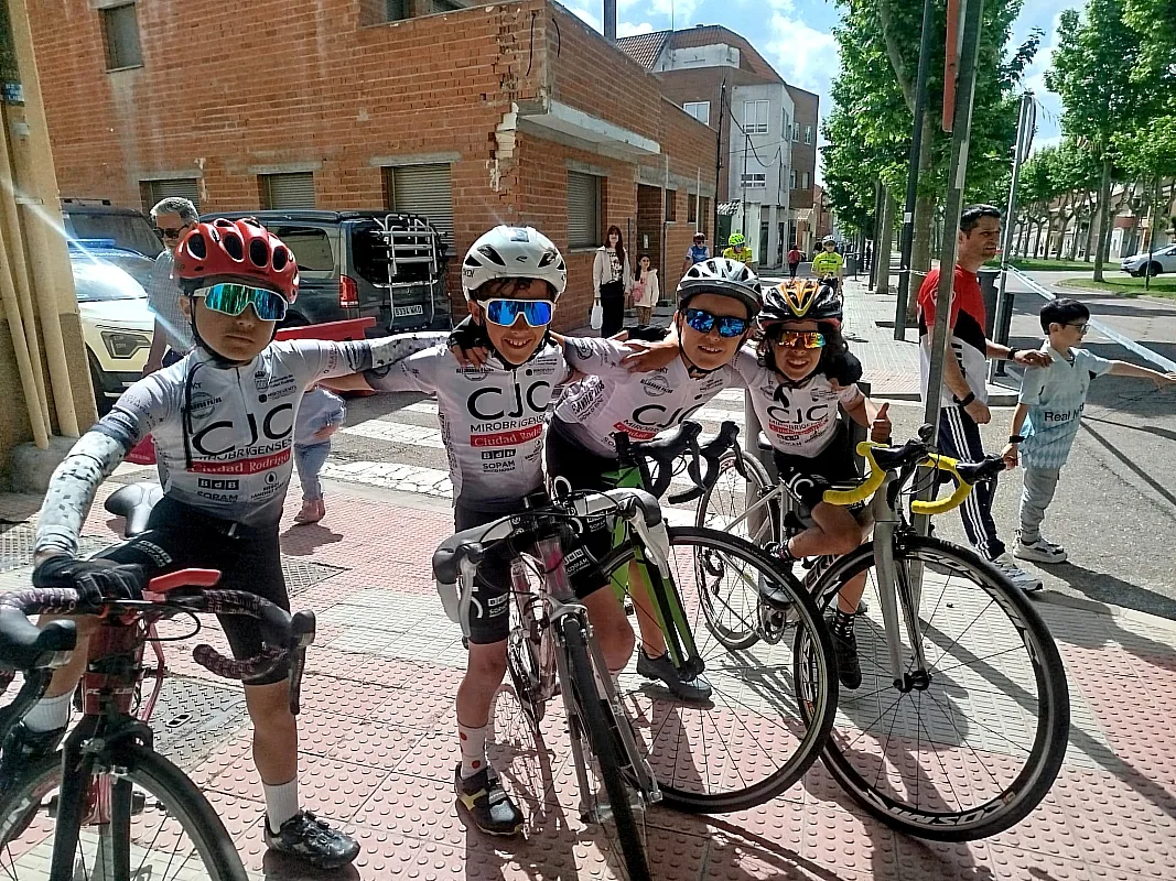 Jovencísimos ciclistas mirobrigenses participando en el trofeo de Zamora