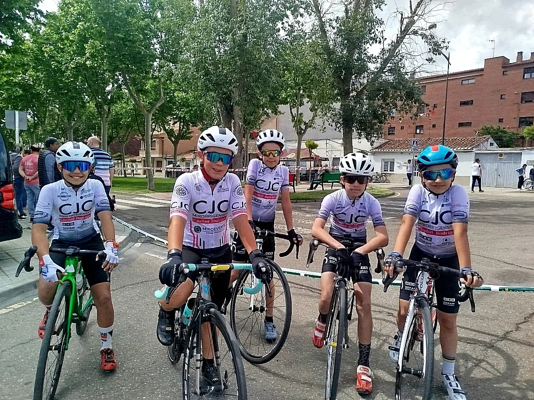 Jovencísimos ciclistas mirobrigenses participando en el trofeo de Zamora