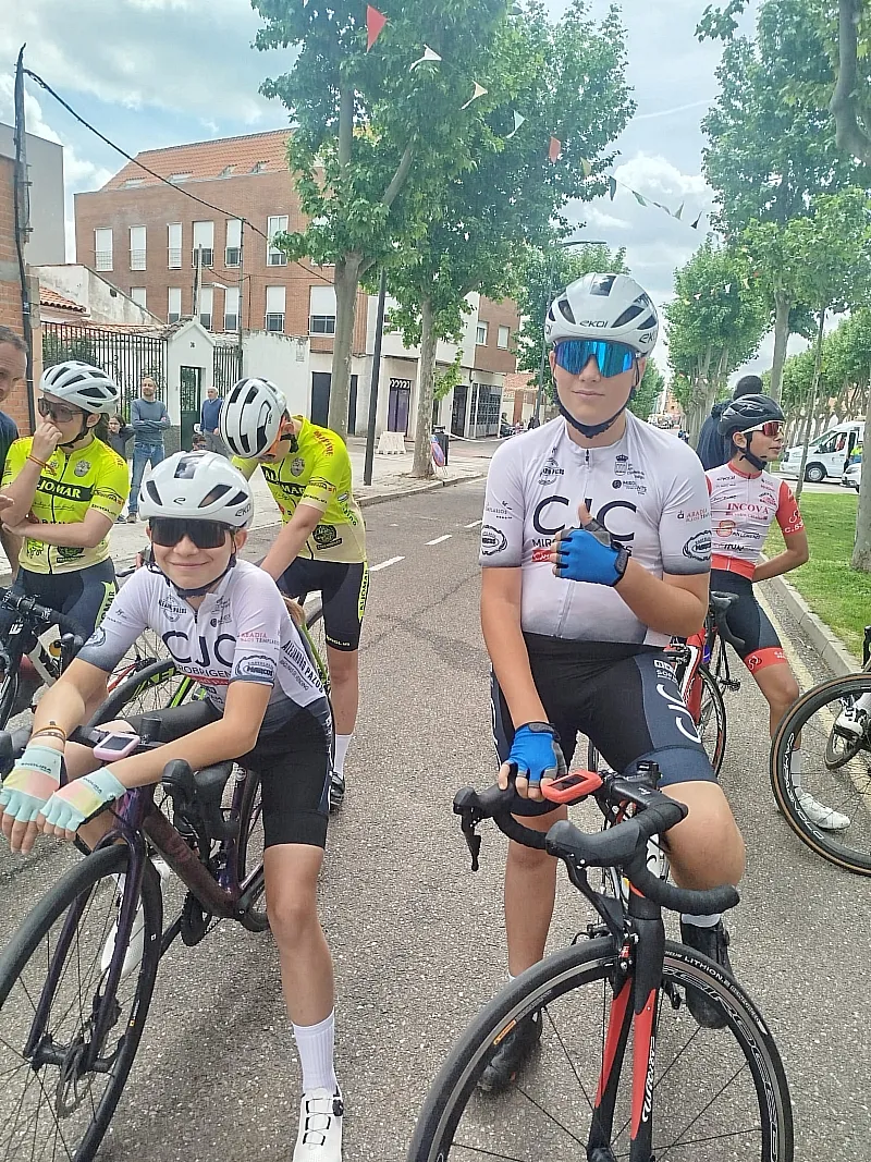 Jovencísimos ciclistas mirobrigenses participando en el trofeo de Zamora