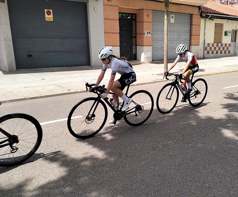 Jovencísimos ciclistas mirobrigenses participando en el trofeo de Zamora