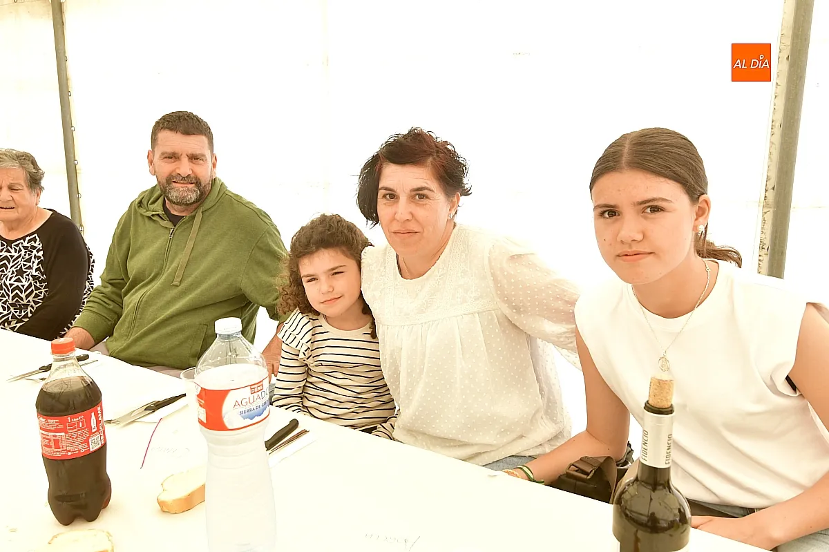 Comida popular en Ivanrey por San José Obrero