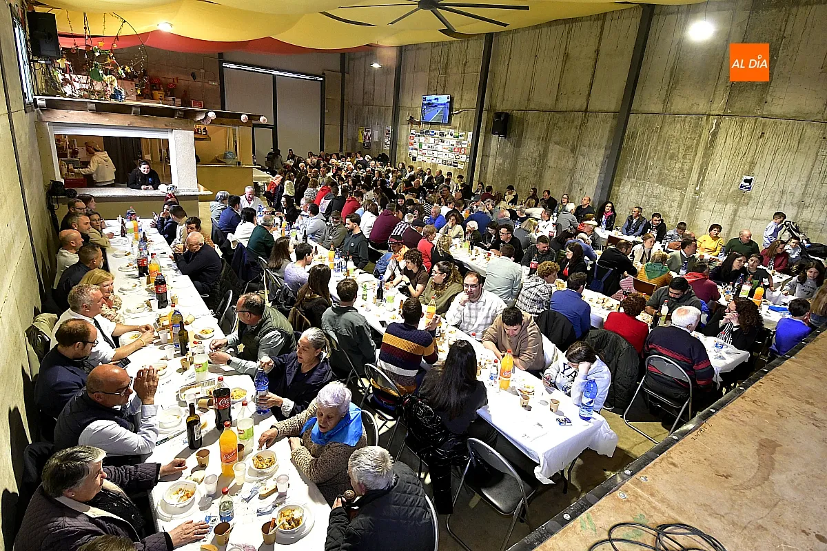 La Atalaya celebra las fiestas de San Miguel Arcángel con una multitudinaria paella popular