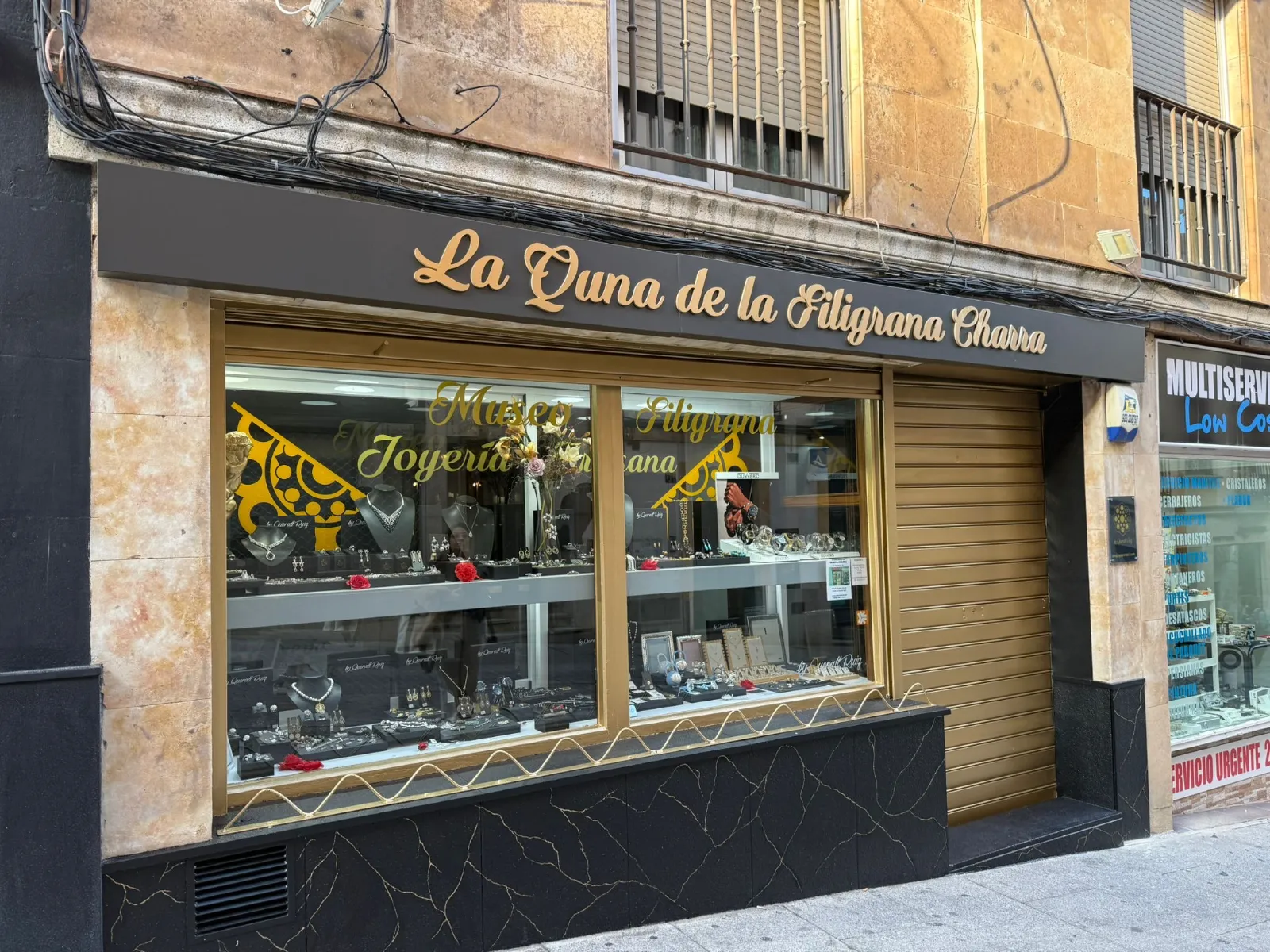 Queralt Ruiz regala 100 joyas en Salamanca por aniversario