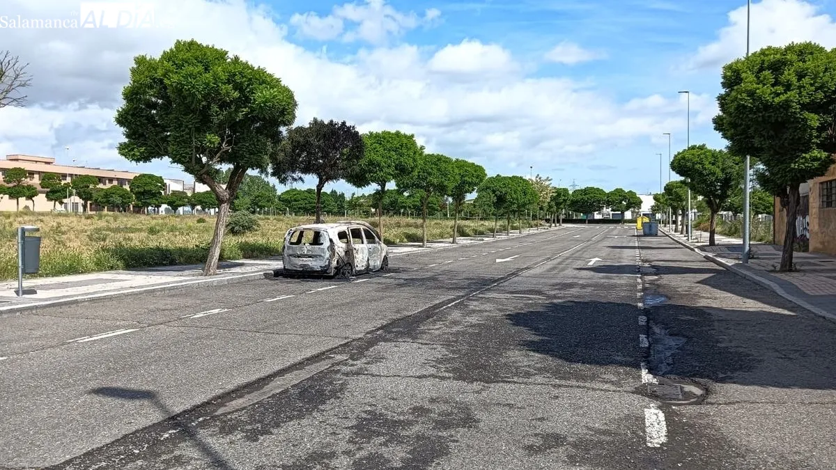 Imágenes del coche calcinado esta madrugada en la calle Bergancianos del barrio Puente Ladrillo. Fotos: Toni Sánchez