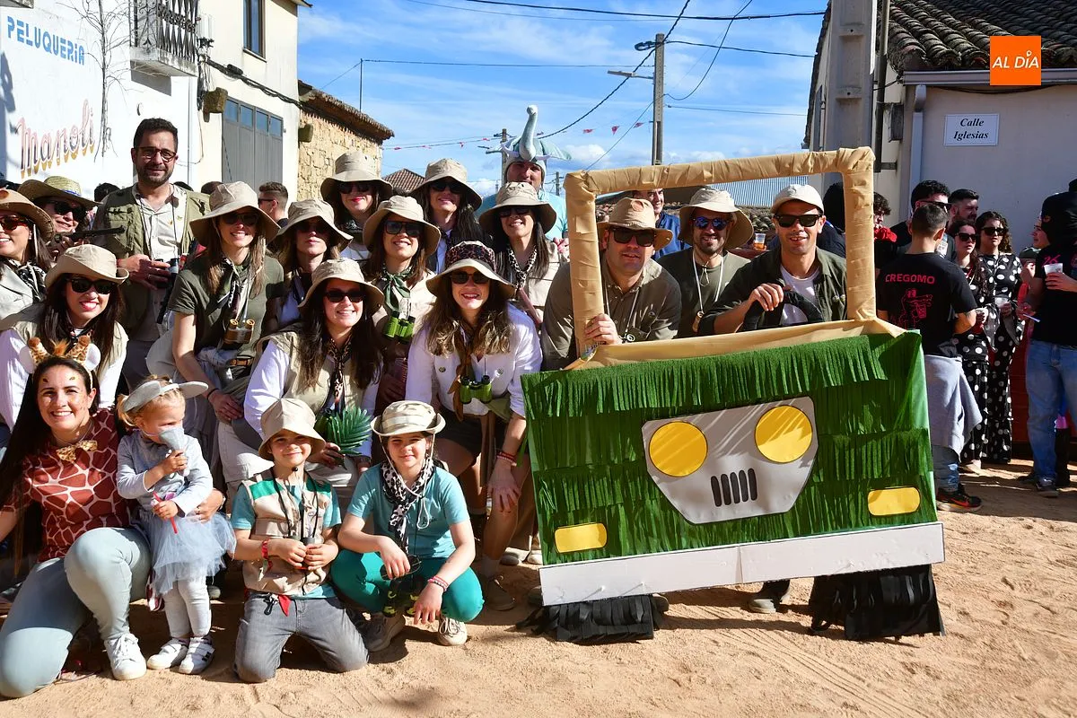 Los disfraces de las peñas y las vaquillas llenan de ambiente festivo las calles de Cabrillas
