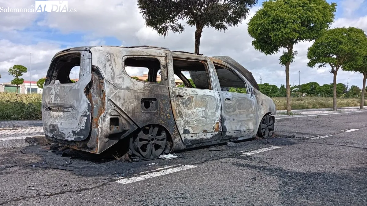 Imágenes del coche calcinado esta madrugada en la calle Bergancianos del barrio Puente Ladrillo. Fotos: Toni Sánchez