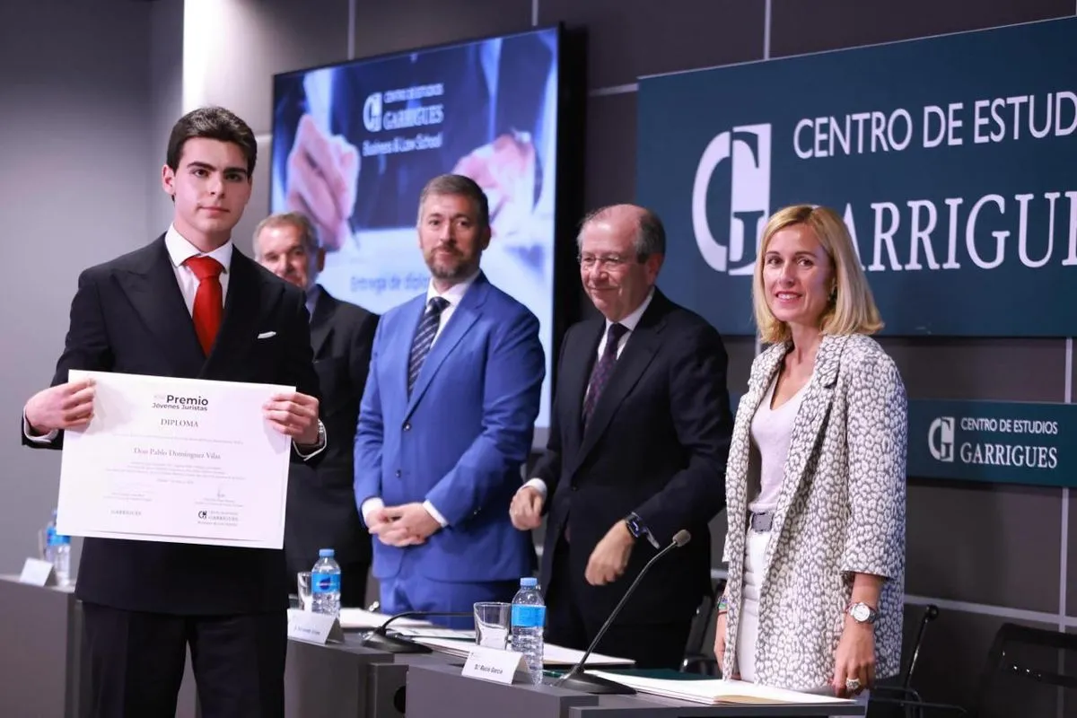 Pablo Domínguez gana el Premio Jóvenes Juristas para la USAL