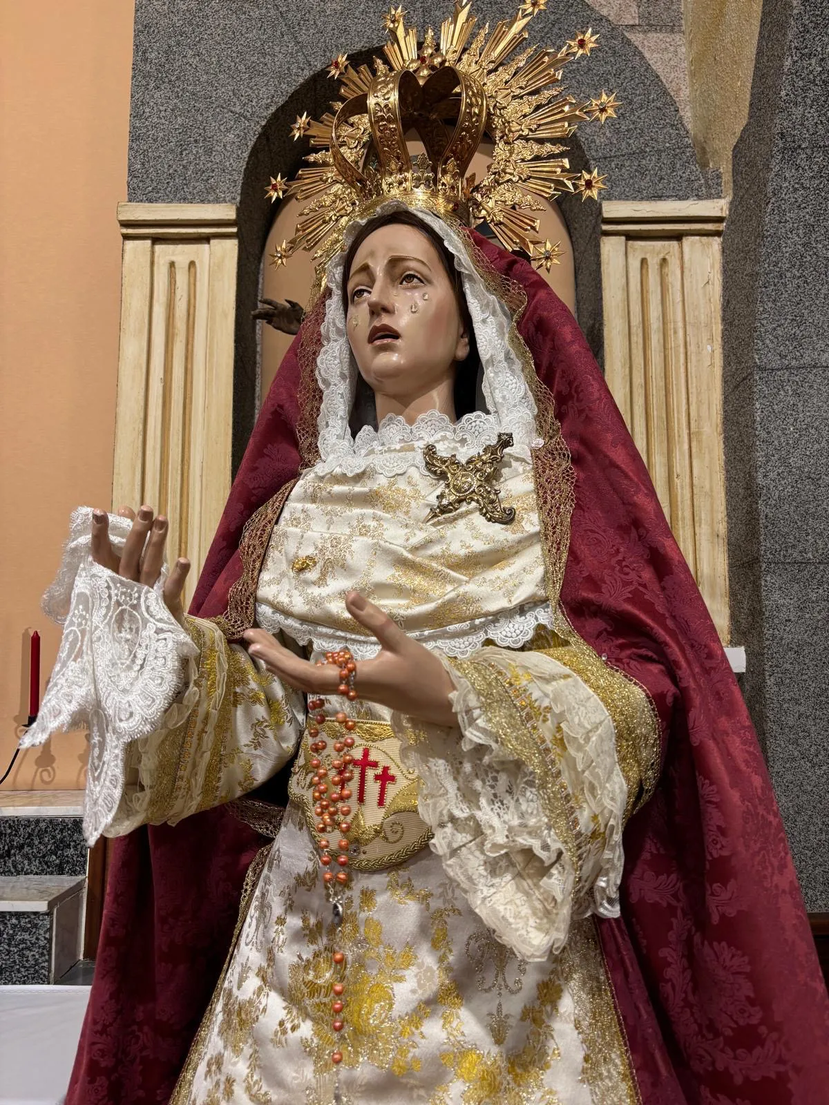 Foto 2 - La Virgen de las L&aacute;grimas luce ya su ajuar de tiempo ordinario en su Ermita del Humilladero