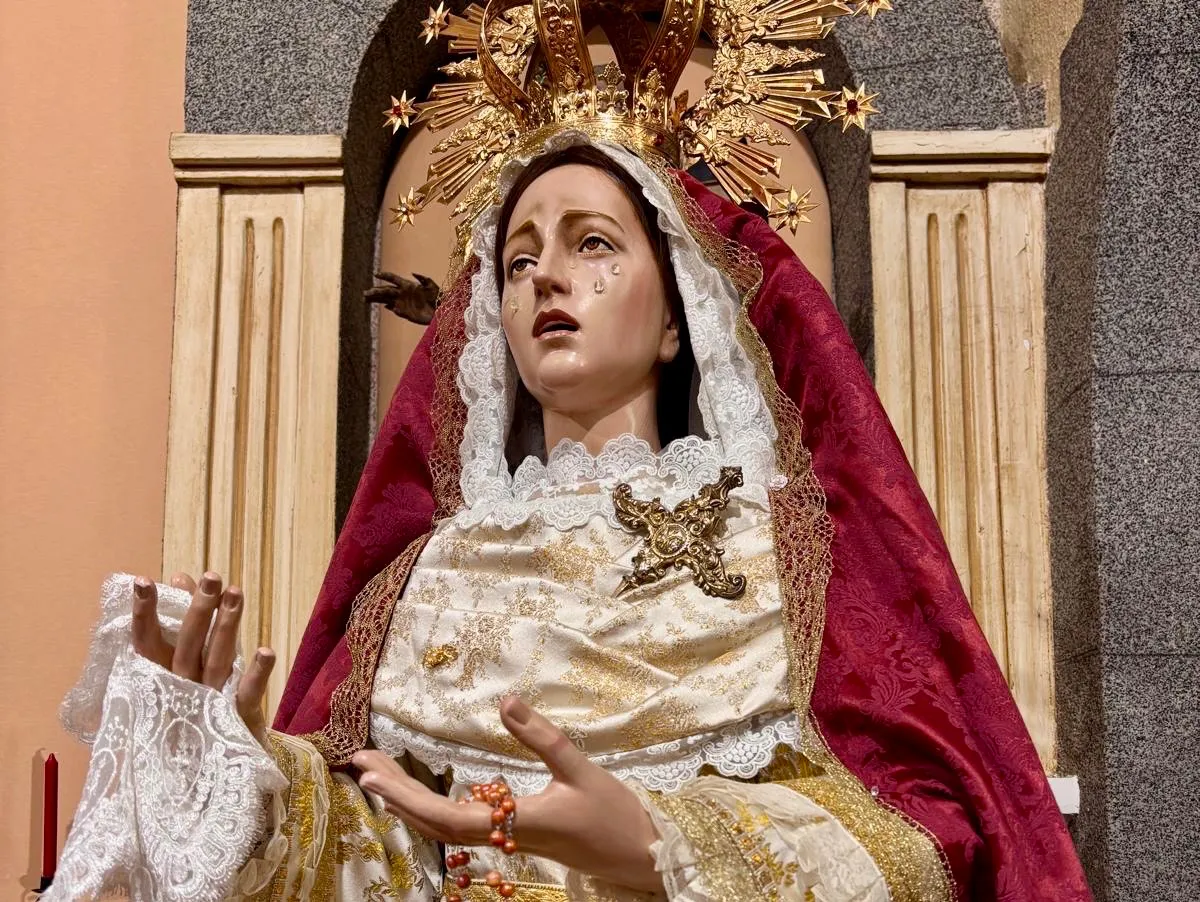 La Virgen de las Lágrimas luce ya su ajuar de tiempo ordinario en su Ermita del Humilladero