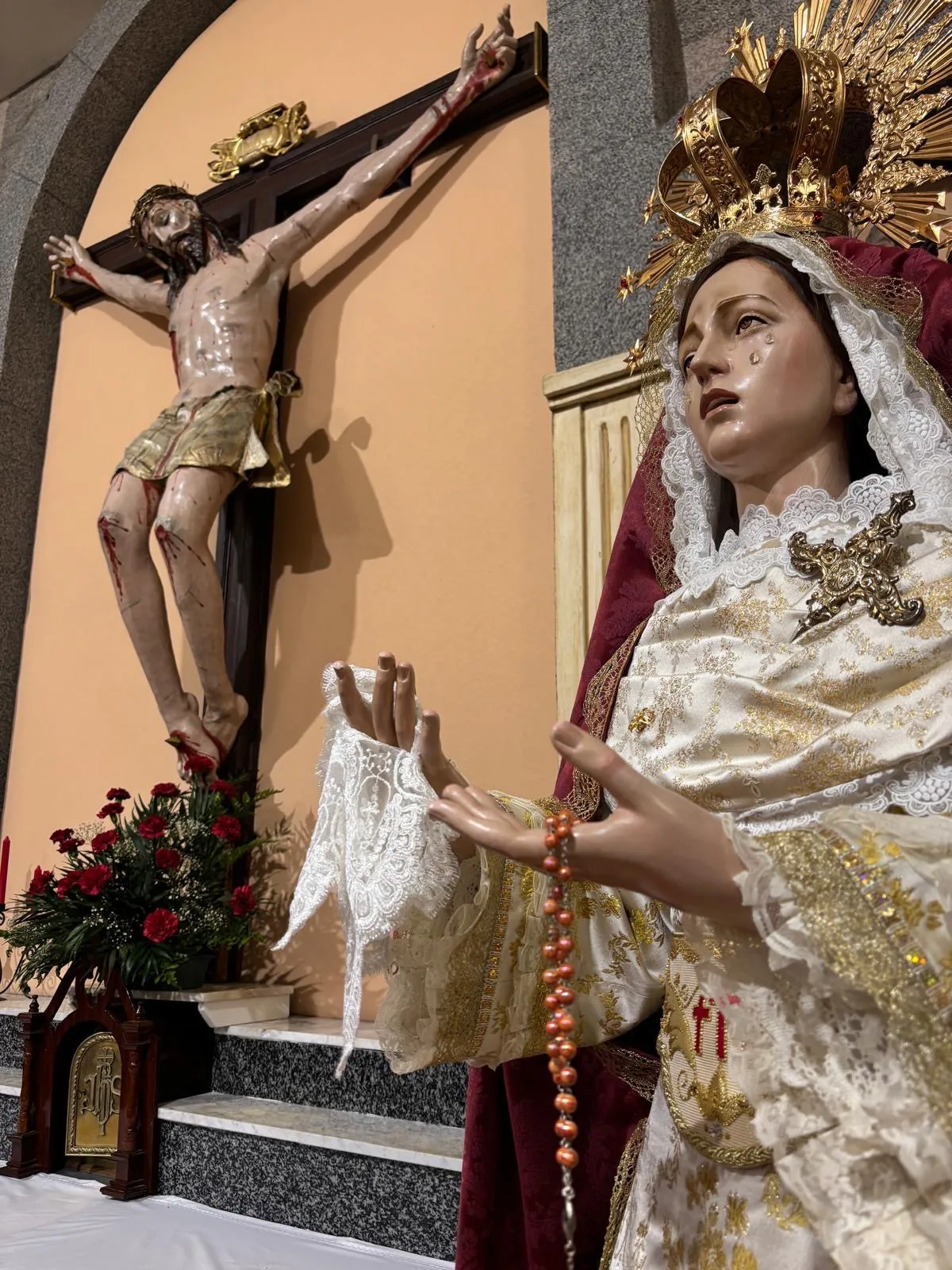 Foto 3 - La Virgen de las L&aacute;grimas luce ya su ajuar de tiempo ordinario en su Ermita del Humilladero