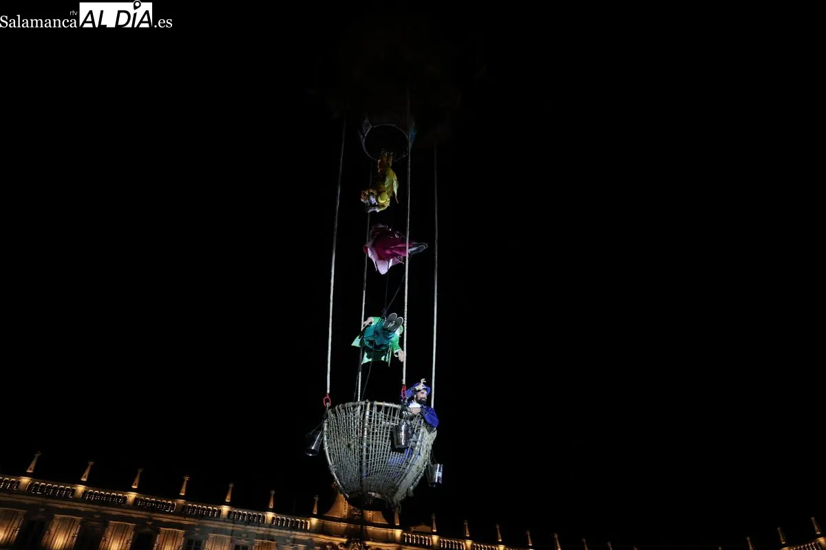 Espectacular comienzo del Fácyl con un montaje de teatro aéreo basado en el universo de Julio Verne. Foto de David Sañudo