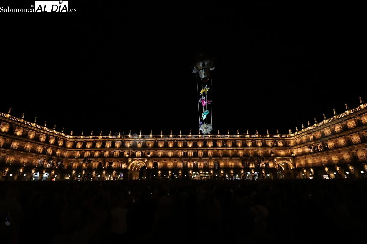 Espectacular comienzo del Fácyl con un montaje de teatro aéreo basado en el universo de Julio Verne. Foto de David Sañudo