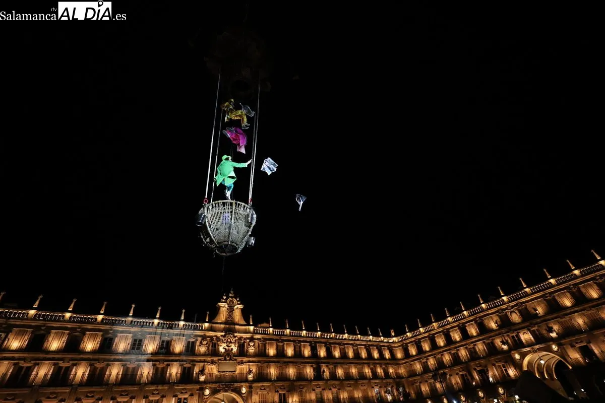 Espectacular comienzo del Fácyl con un montaje de teatro aéreo basado en el universo de Julio Verne. Foto de David Sañudo