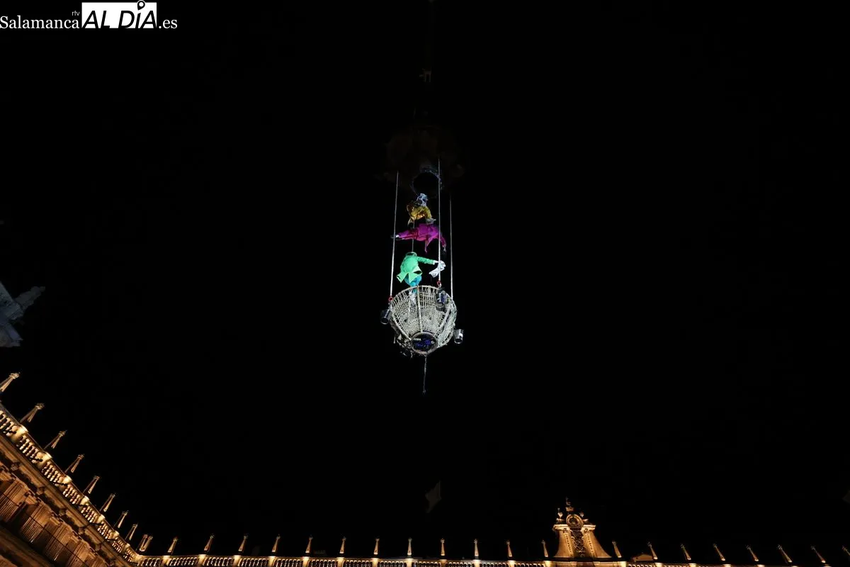Espectacular comienzo del Fácyl con un montaje de teatro aéreo basado en el universo de Julio Verne. Foto de David Sañudo