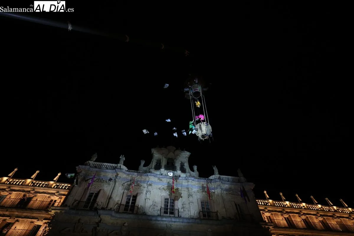 Espectacular comienzo del Fácyl con un montaje de teatro aéreo basado en el universo de Julio Verne. Foto de David Sañudo