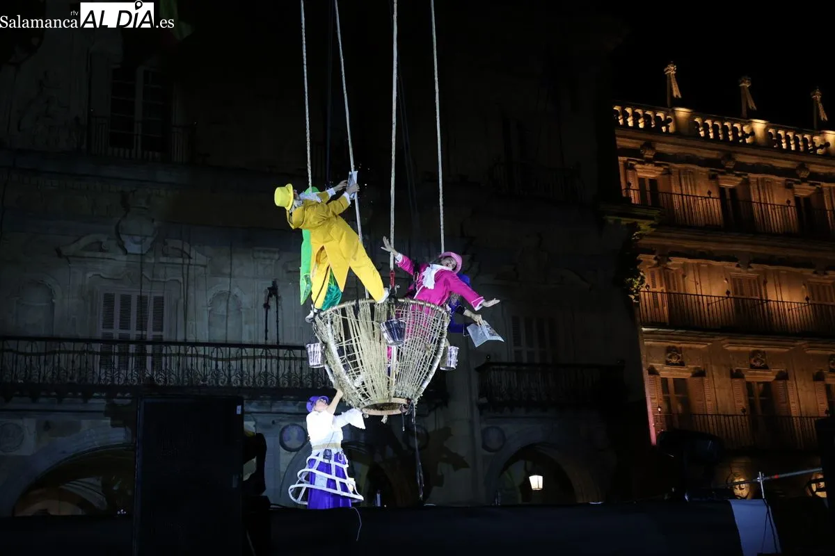 Espectacular comienzo del Fácyl con un montaje de teatro aéreo basado en el universo de Julio Verne. Foto de David Sañudo