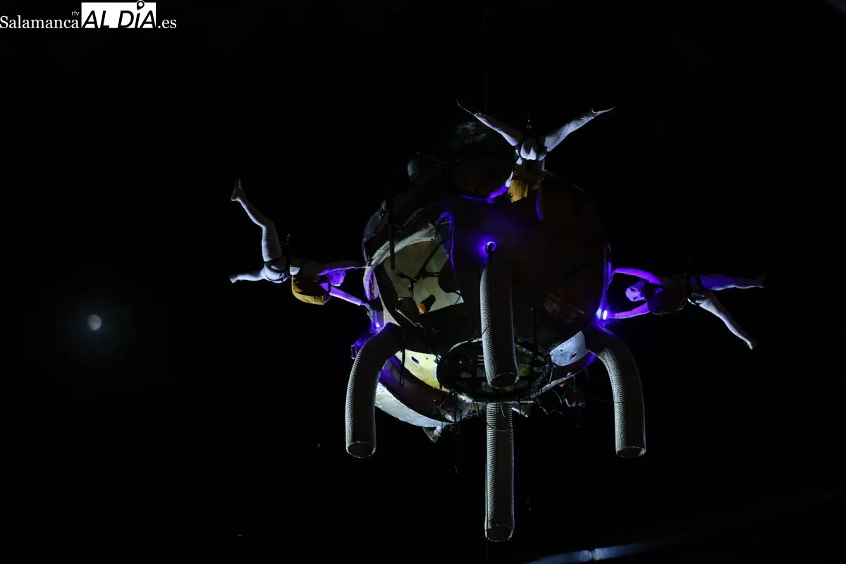 Espectacular comienzo del Fácyl con un montaje de teatro aéreo basado en el universo de Julio Verne. Foto de David Sañudo