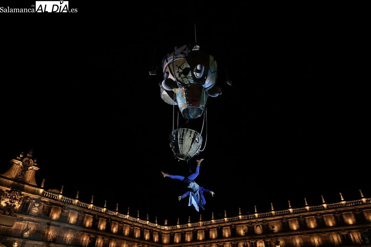 Espectacular comienzo del Fácyl con un montaje de teatro aéreo basado en el universo de Julio Verne. Foto de David Sañudo