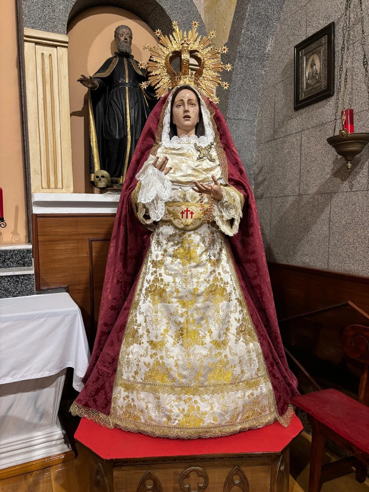 Foto 4 - La Virgen de las L&aacute;grimas luce ya su ajuar de tiempo ordinario en su Ermita del Humilladero